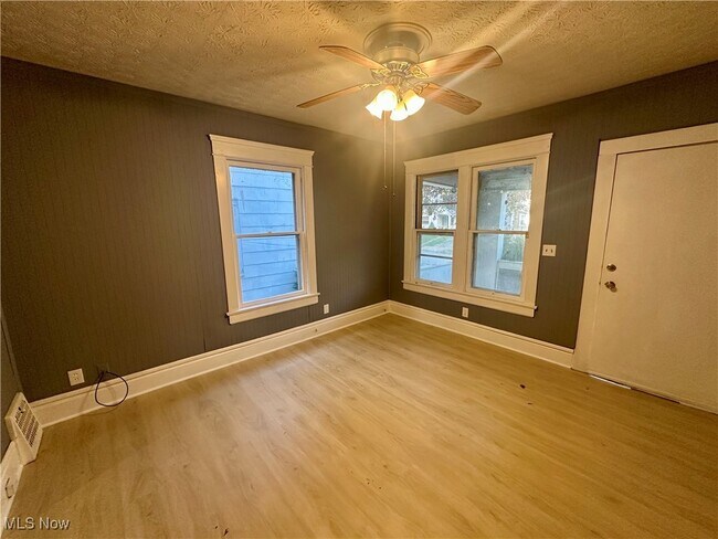 Building Photo - 162 Westwood Ave