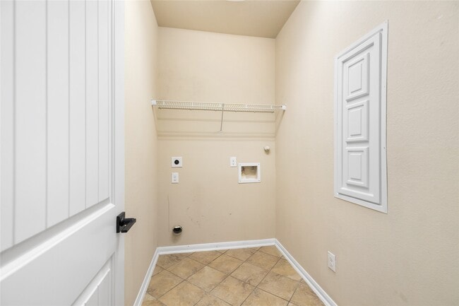 Building Photo - 9420 Savannah Holly Dr