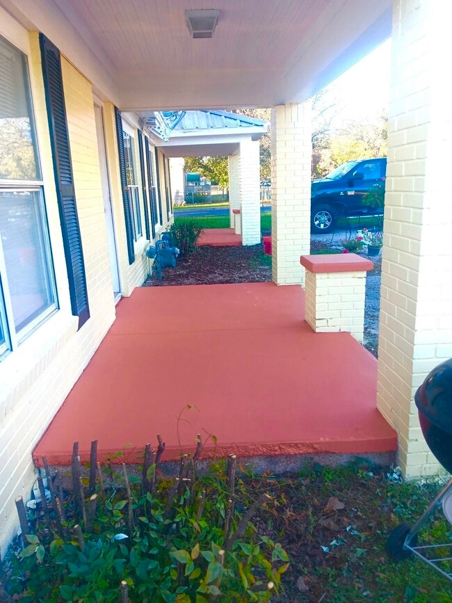 Building Photo - 800 S Vandeveer St