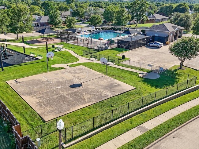 Building Photo - 8212 Canoe Ridge Ln