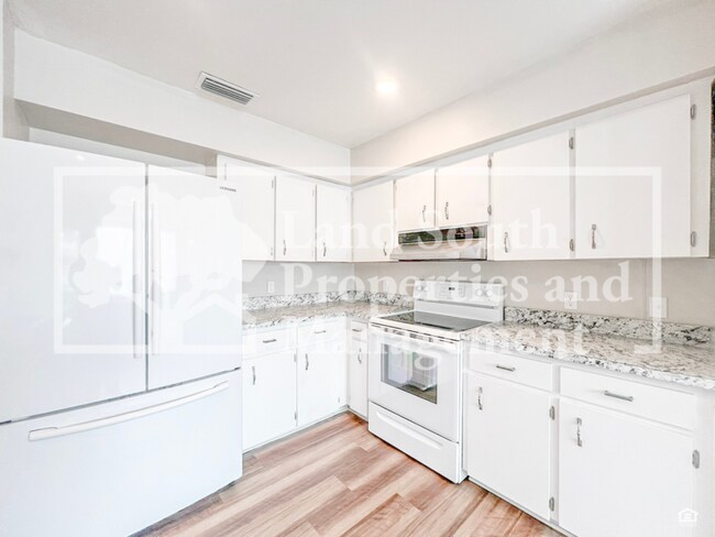 Building Photo - 2926 Forestgreen Dr S