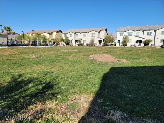 Building Photo - 3-BEDROOM TOWNHOME IN GATED NORTH LAS VEGA...