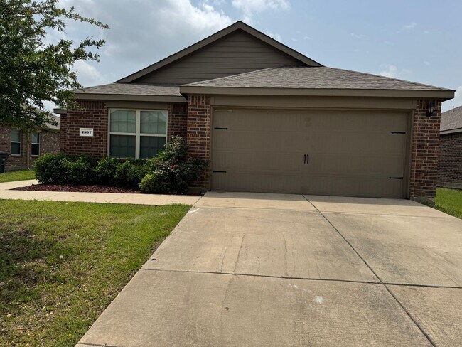 Building Photo - Beautiful Spacious 4 Bedroom Home