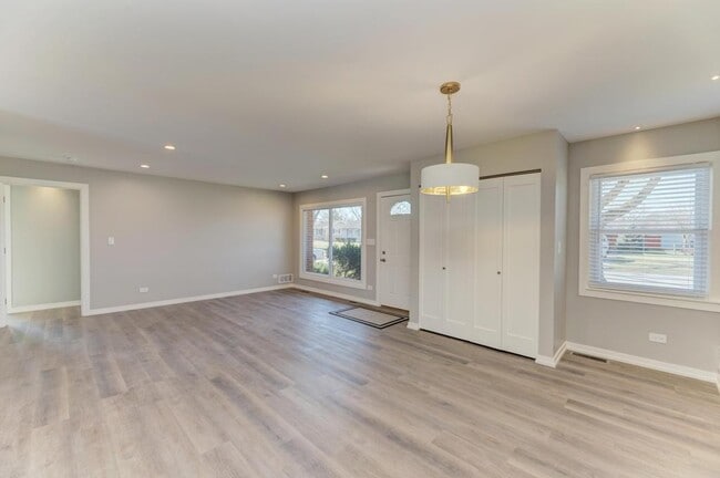 Building Photo - 935 Elmwood Ln