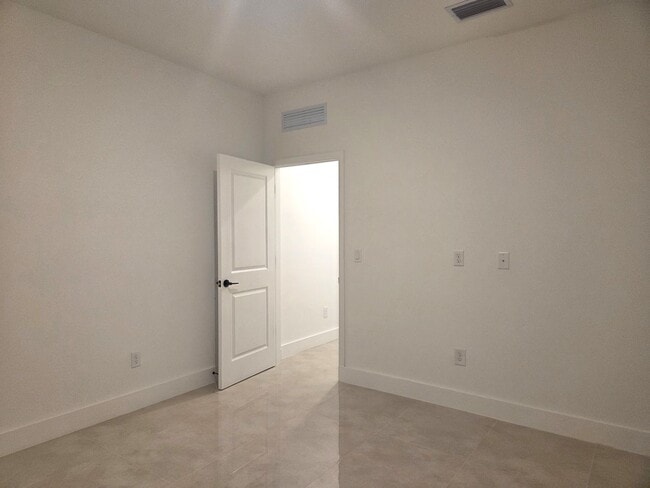 Building Photo - 4/2 in Villa Pass