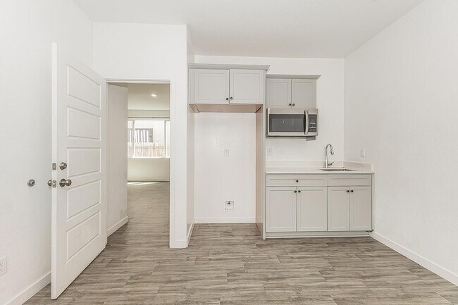 Building Photo - 2844 N Vahe Ave
