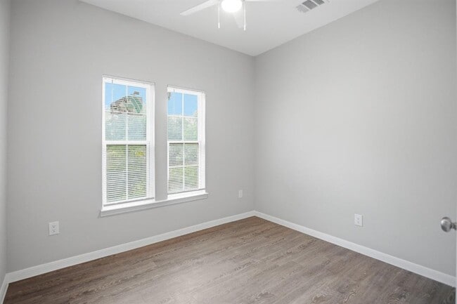Building Photo - 611 Carpenter Ave