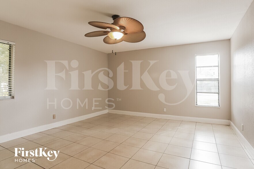 Building Photo - 1013 SW 49th Ave