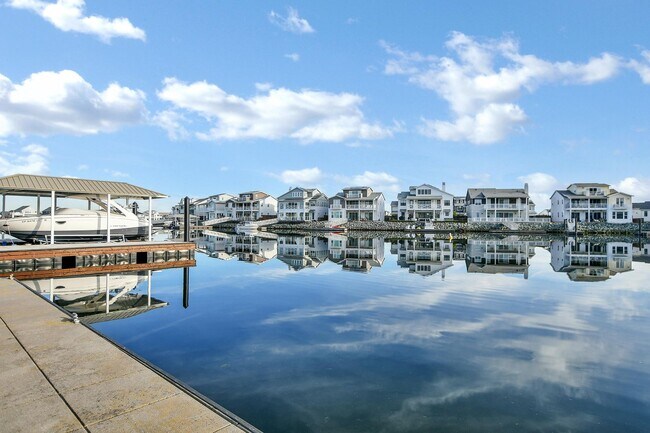 Building Photo - Waterfront Beauty