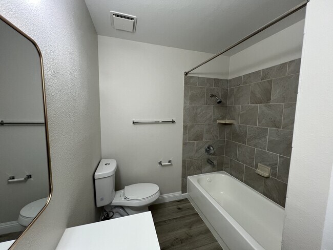 Building Photo - 1009 Willow Tree Dr
