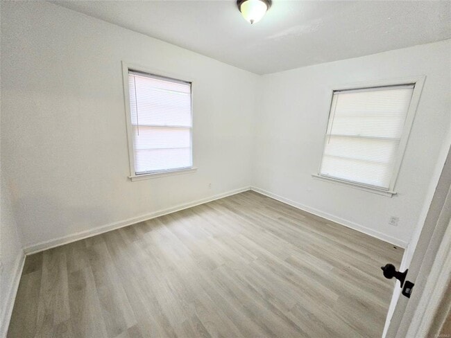 Building Photo - 204 W Park Ave