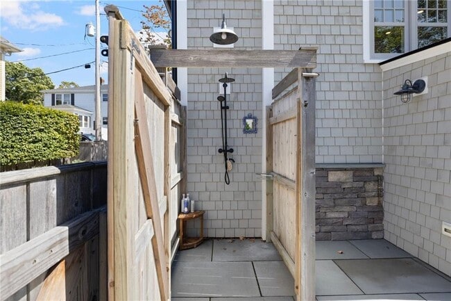 Building Photo - 9 Anthony St