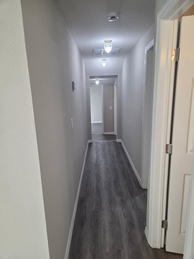 Building Photo - Cozy 3 bedroom 2 bath home in quiet neighborhood