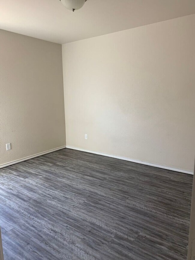 Building Photo - House For Lease in Odessa