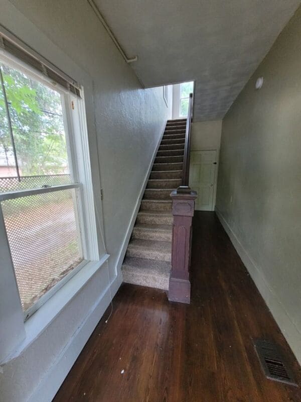 Building Photo - 206 E Howry Ave
