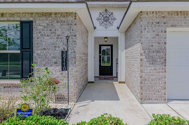 Building Photo - Modern 3 Bedroom Home with Private Backyard Views in Forestwood