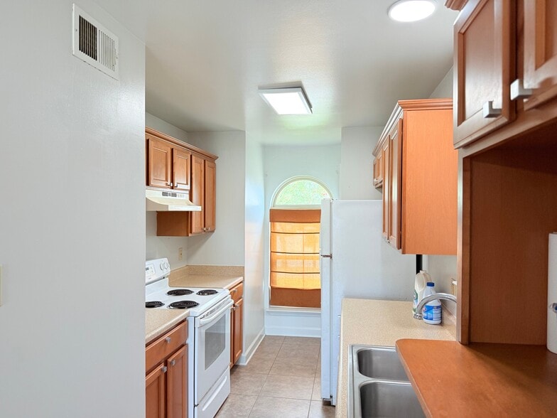 Building Photo - 3563 Kings Dr
