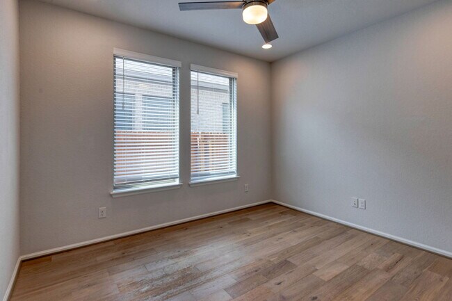 Building Photo - 125 Rangel Dr