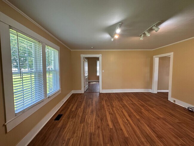 Building Photo - Charming Prospect Cottage with Spacious Yard