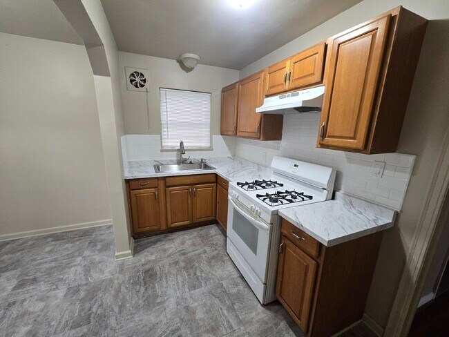 Building Photo - 6109 Farmbrook St