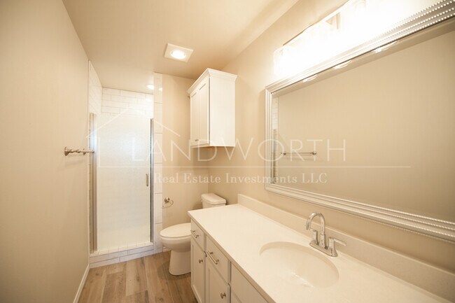 Building Photo - 3/2/2 Townhome near high school