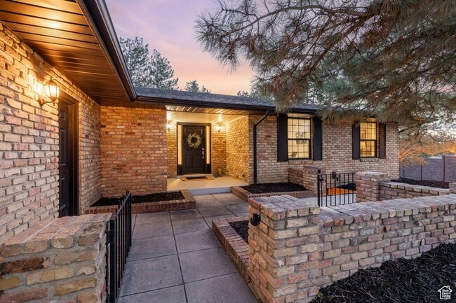 Building Photo - Beautiful 4 Bd. 3 Bath Home w/Mother-In-La...