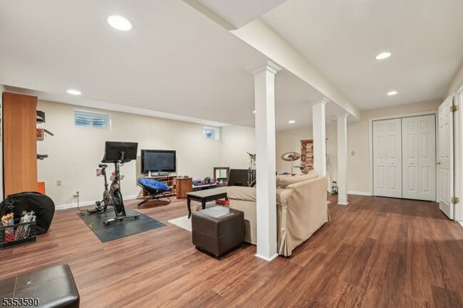 Building Photo - 7 Woods Ln