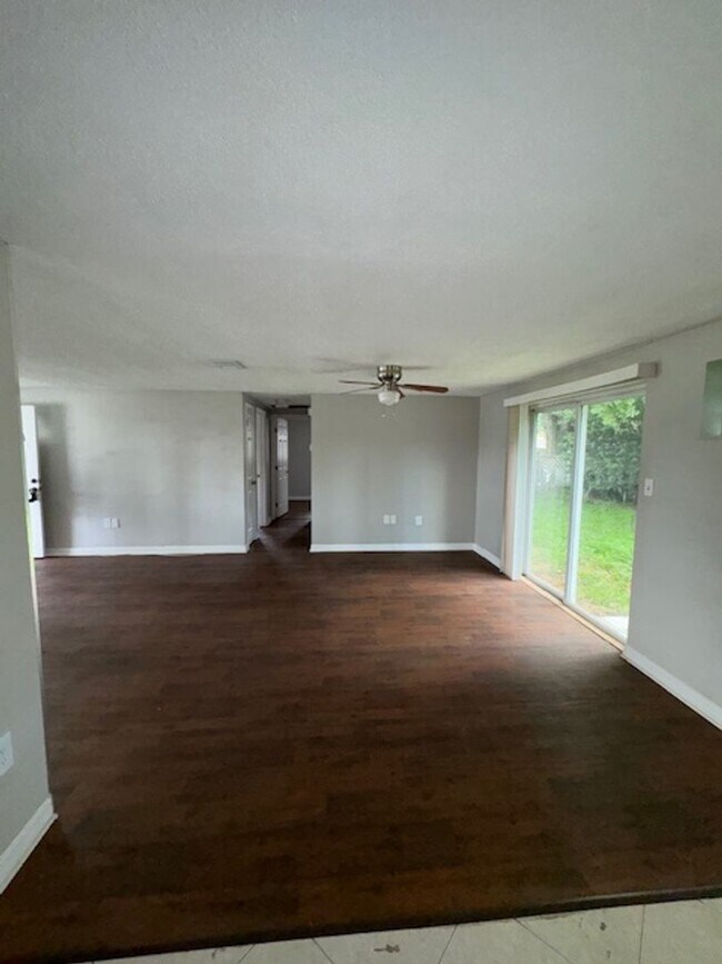 Building Photo - This cozy 2 bedroom 1 bath home in Holiday!
