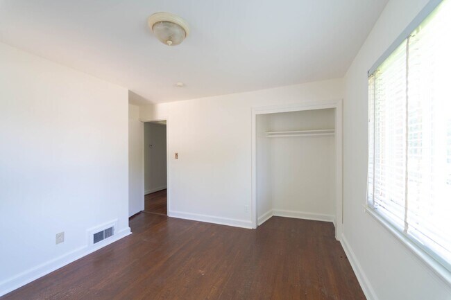 Building Photo - 50's Rambler with 5 BR & 3 BA in One of the Best Locations in Arlington