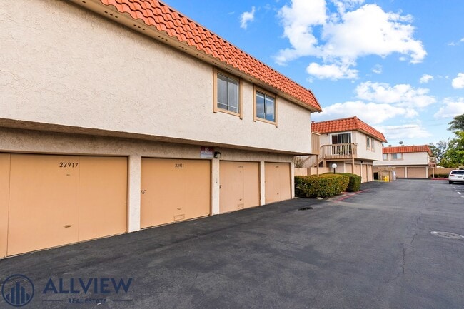 Building Photo - Renovated 2 Bedroom, 1 Bathroom Available ...