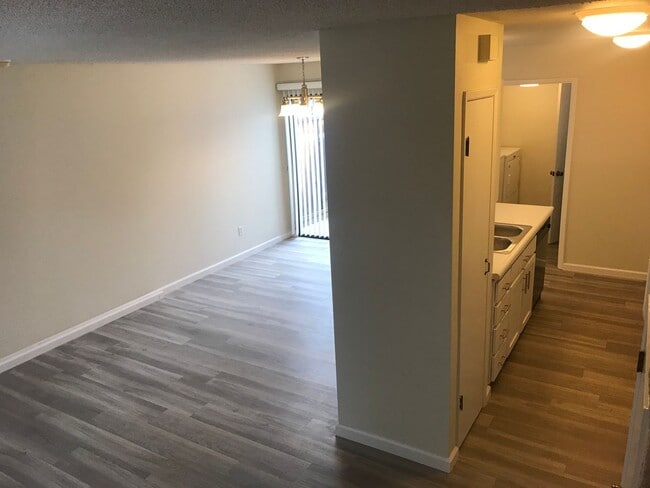 Building Photo - Charming and Conveniently Located Townhome...
