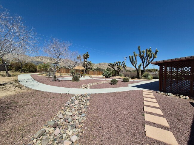 Building Photo - 3 bed/2 bath in Country Club Estates available now!