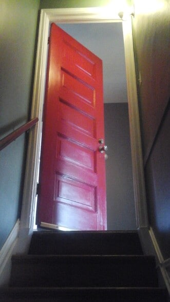 entrance to apartment - 103 Victoria St N