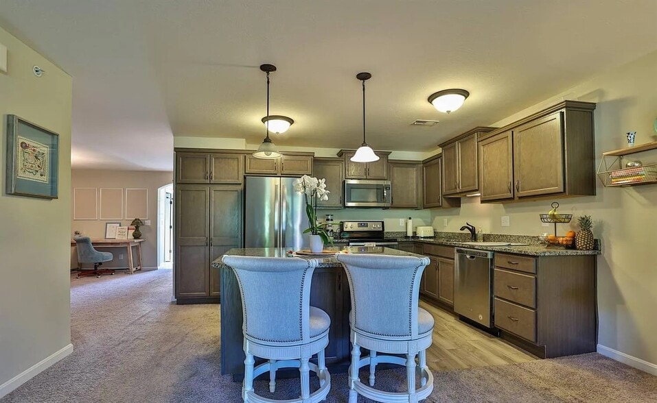 Building Photo - 7947 Oakbridge Way