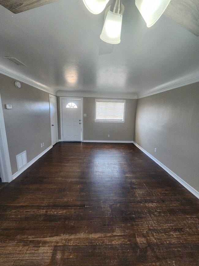 Building Photo - 3 bed 1 bath home, move in ready!