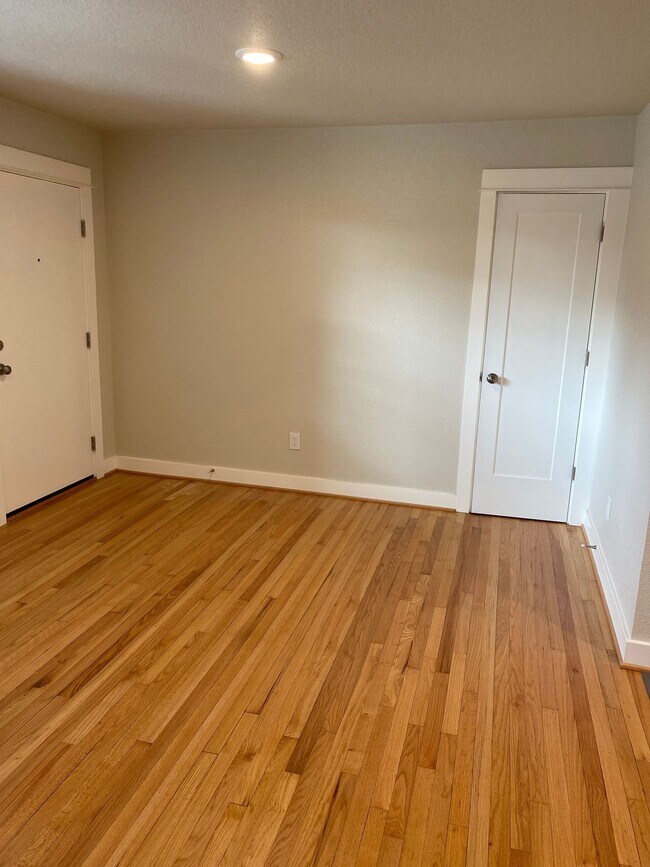 Building Photo - Modern Vintage Alberta Arts  1250sqft 1BR-...
