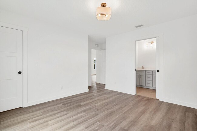 Building Photo - 980 W 9th St