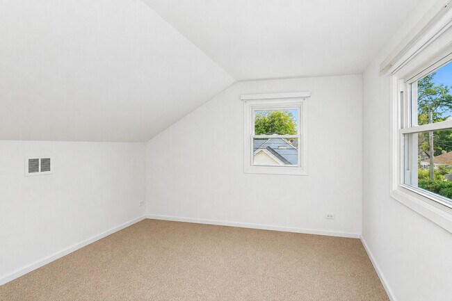 Building Photo - 697 Hickory Dr