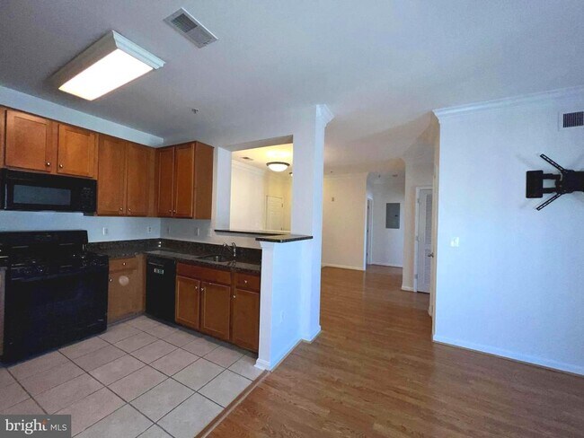 Building Photo - 4852 Eisenhower Ave