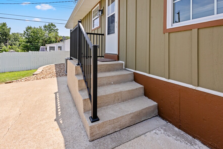 Building Photo - 2628 Linden Pl