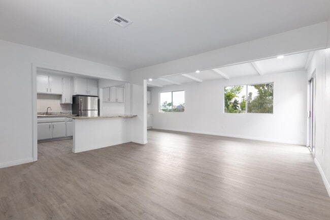Building Photo - 4810 Iroquois Ave