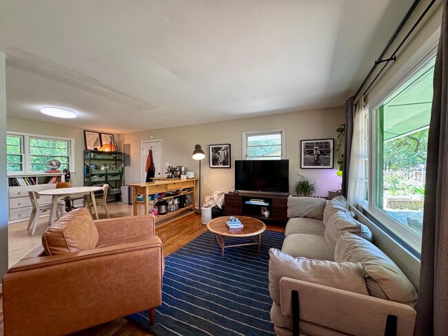 Building Photo - Charming Ranch in Carrboro with Beautiful ...