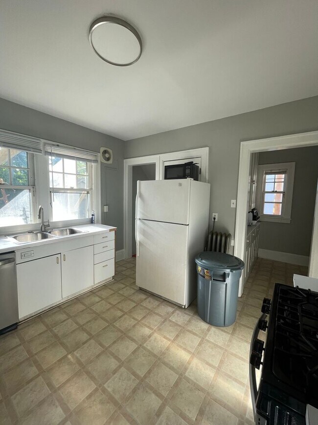 Building Photo - 725 Church St