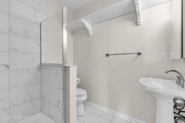 Building Photo - 525 Washington Blvd