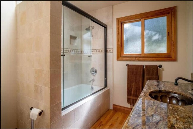 Building Photo - 751 Toyon Dr