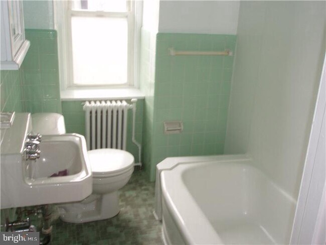 Building Photo - 608 W 20th St