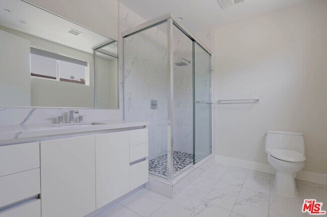 Building Photo - 5832 Tujunga Ave