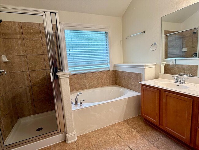 Building Photo - 718 Ann Taylor Dr