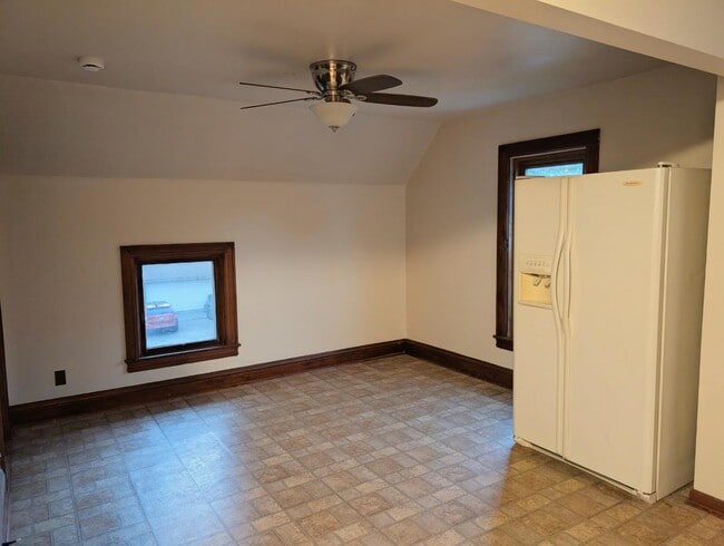 Building Photo - 206 Oak St