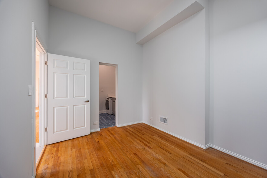 Building Photo - 646 N Damen Ave